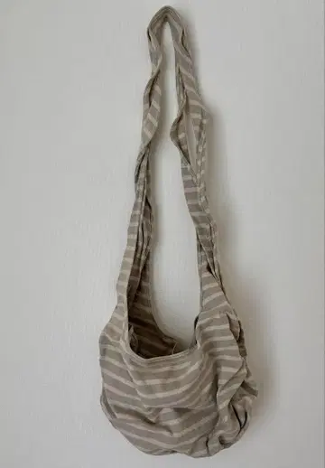 Ebagos 린넨 베이지 스트라이프 숄더백