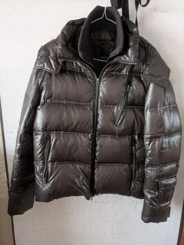 다크 브라운 후드 부착 다운 자켓