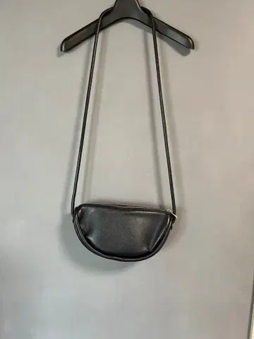 블랙 가죽 하프문 숄더백