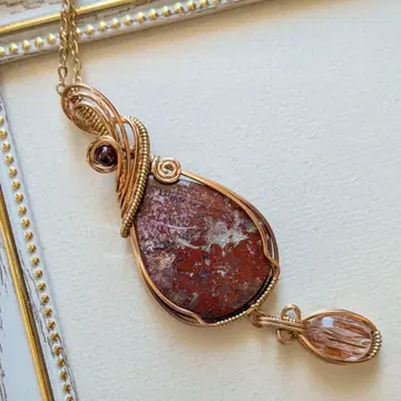 블룸 마노 & 포리에이티드 운모 인 쿼츠 와이어 아트 펜던트 T