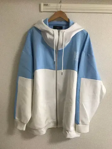 ililil  스카이블루와 화이트 집업 후드티 천사계 패션