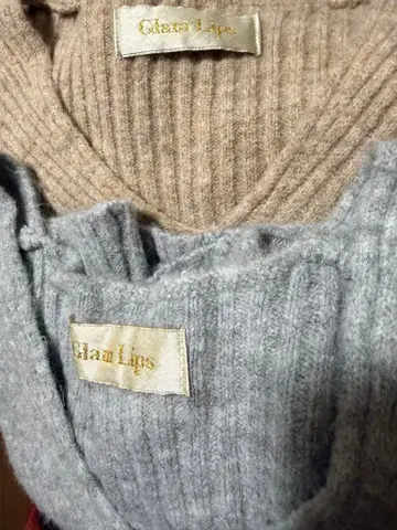 Glam Lips 리브 편직 V넥 스웨터 (그레이)