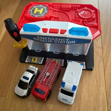 긴급 구조 스테이션과 차량 세트