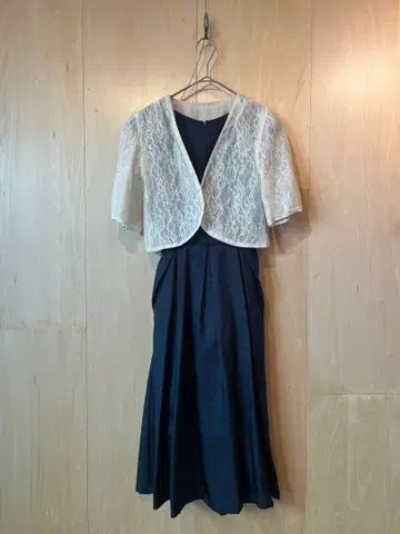 네이비 슬리브리스 무릎 기장 원피스