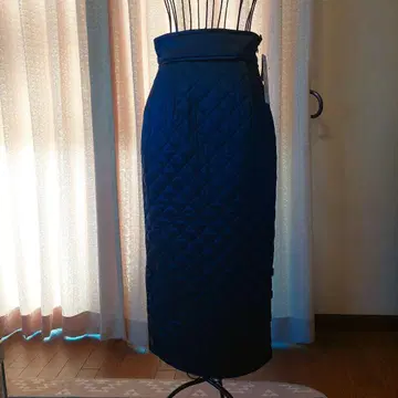 택 포함 새상품 나노 유니버스 네이비 퀼팅 타이트 스커트