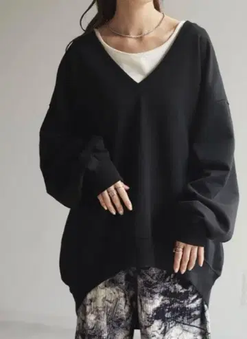 HUG.U 후카V 맨투맨 상의 블랙