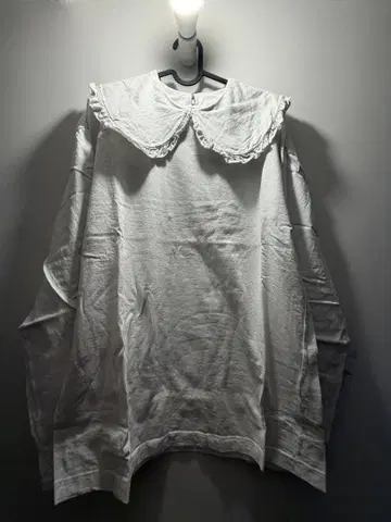 [새상품급] 프릴 옷깃 화이트 긴팔 T셔츠 HOLIDAY