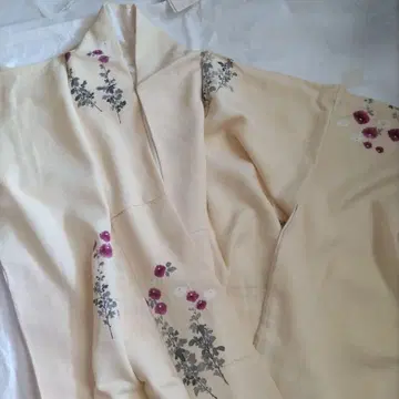 순수 실크 크림색 꽃무늬 코몬