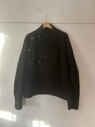 블랙 버튼 부착 자켓
