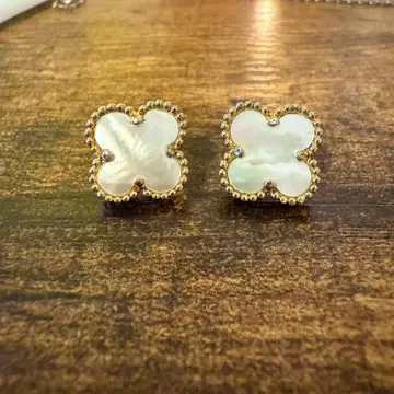 [ 새상품급 ] 화이트 클로버 귀걸이