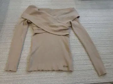 Rady 베이지 오프숄더 니트