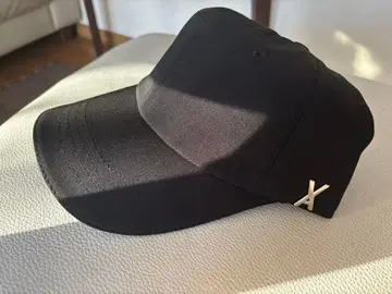 블랙 캡 로고 포함