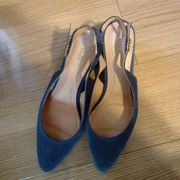 미니멀리스트 콜한 네이비 스웨이드 슬링백 샌들