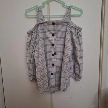 오프숄더 체크 무늬 셔츠