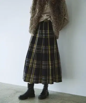 이번 시즌, 택 포함 새상품 서니 라벨 턱 체크 이지 스커트