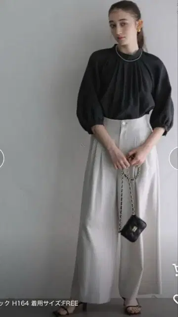 La TOTALITE 턱 시어 블라우스