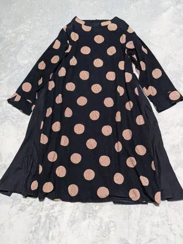 도트 무늬 긴팔 원피스 블랙 베이지