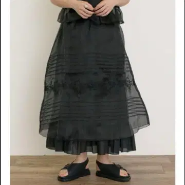 새상품 사만사 모스모스 오간자 자수 스커트