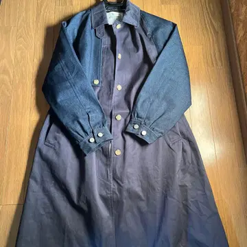 apartment 데님과 보라색 트렌치코트