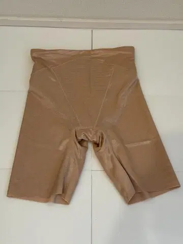 Triunmph 베이지 브라이덜 이너 거들