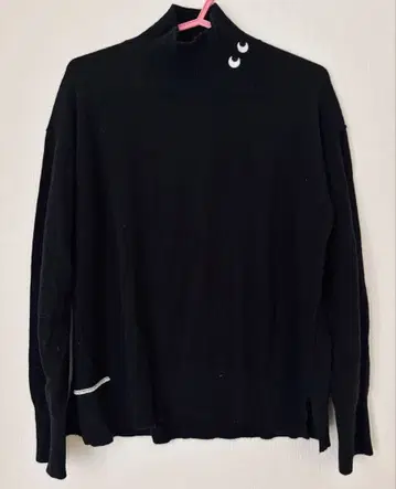 Uniqlo Anya Hindmarch 블랙 터틀넥 스웨터