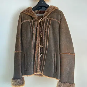 브라운 라무 코트 후드 부착
