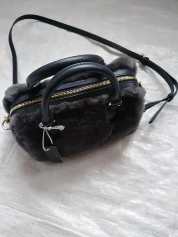 아리 무스탕 2 Way 미니 보스턴 백 (차콜 그레이)