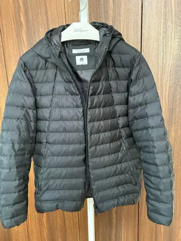 뷰티 앤 유스 코마츠 700 필파워 다운 자켓 블랙