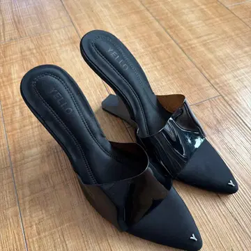 YELLO 블랙 스켈레톤 뮬 S