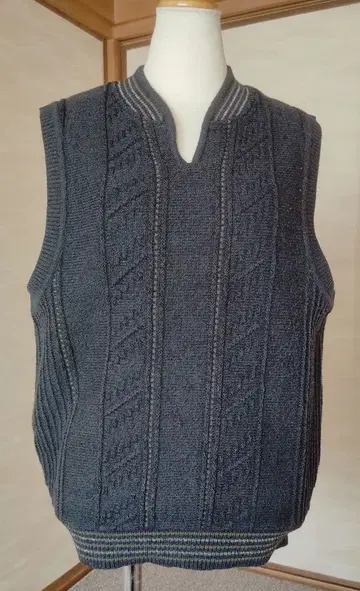 남성복 다크 그레이 케이블 짜임 니트 베스트
