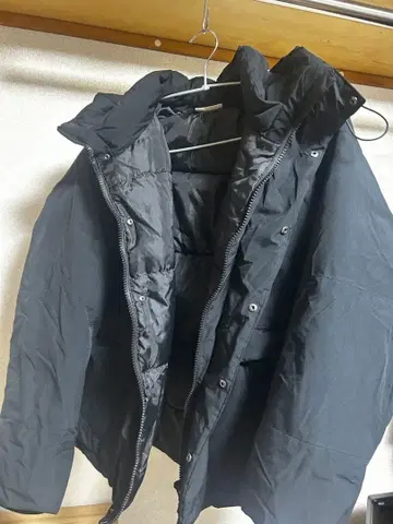 블랙 후드 부착 다운 자켓