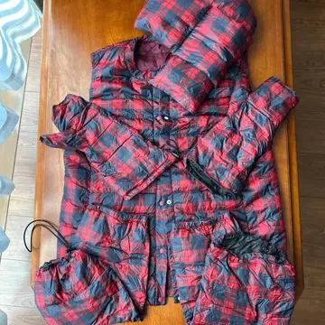 빨간색과 검은색 체크 무늬 다운 베스트 외 일식