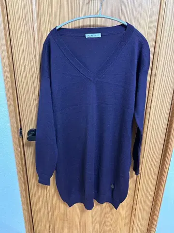 다크 퍼플 V넥 긴팔 니트