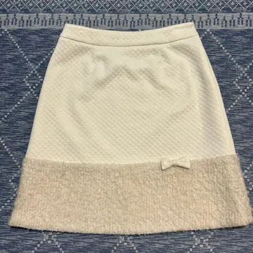 갤러리 비스콘티 밑단 보아 화이트 퀼팅 스커트 사이즈 3