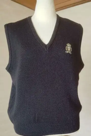 남성복 네이비 V넥 니트 베스트 로고 자수