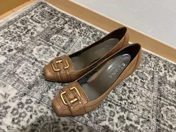 브라운 버클 디자인 힐 펌프스