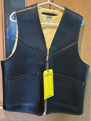 가죽 소재 블랙 집업 베스트