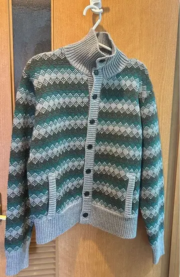 그린과 그레이 니트 가디건