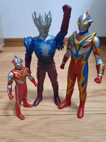 울트라맨 피규어 네 개 티가, 사가, 메비우스