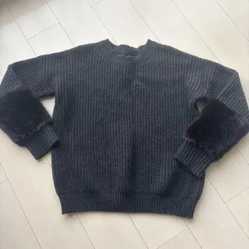 다크 그레이 니트 스웨터 퍼 포함 에코 퍼