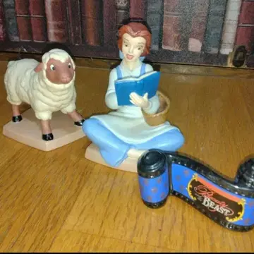 디즈니 미녀와 야수 벨과 양 피규어
