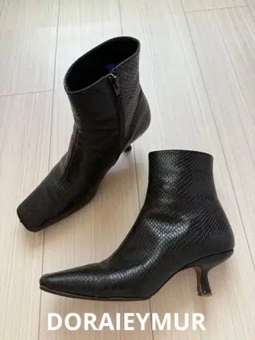 DORAIEYMUR 블랙 가죽 앵클부츠