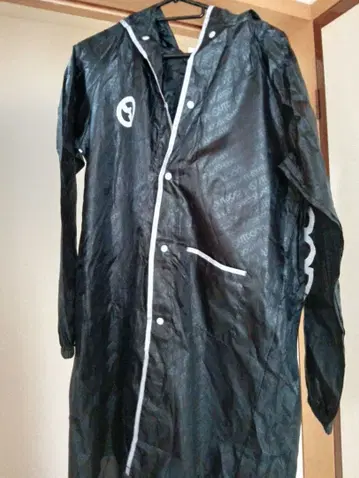 블랙 후드 부착 코트