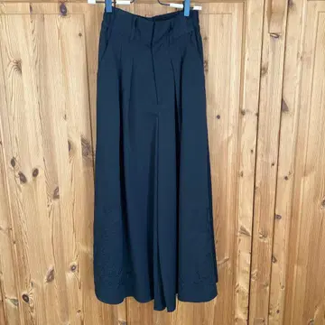 지나시스 자수 포함 블랙 와이드 팬츠