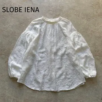 슬로브 이에나 컷 자카드 볼륨 슬리브 블라우스 화이트