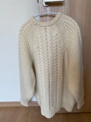 아이보리 케이블 짜임 니트 스웨터