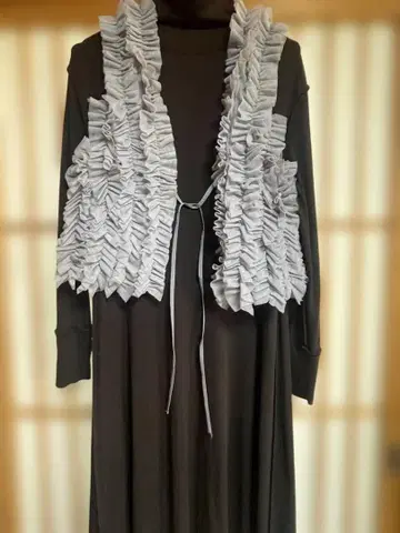 튤 프릴 베스트 (그레이) / 페미닌 레이어드