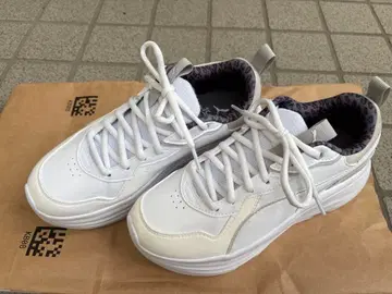 1회 착용만 새상품급 PUMA 푸마 여성용 통굽 23 스니커즈