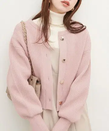 내추럴 꾸뛰르 하트 단추 폴리 니트 가디건