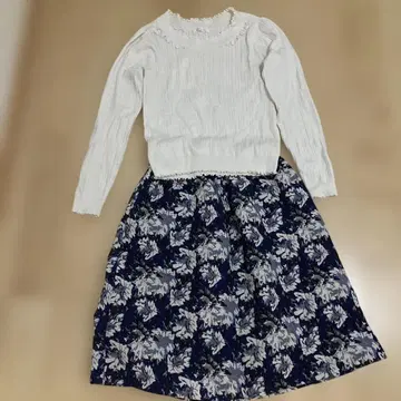 feroux 화이트 긴팔 상의와 네이비 꽃무늬 스커트 세트
